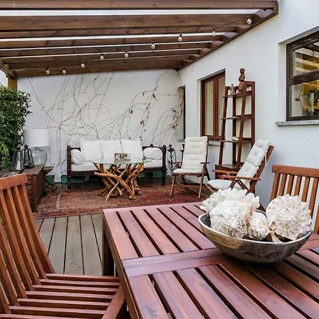 Daire With Garden And Deck *