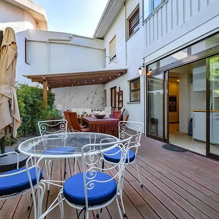 With Garden And Deck Daire